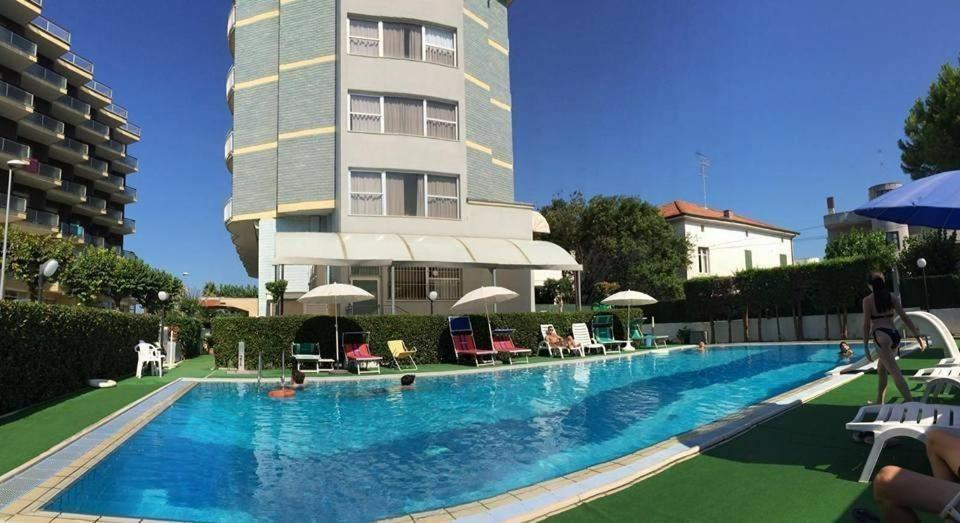 Hotel Boston Alba Adriatica Εξωτερικό φωτογραφία