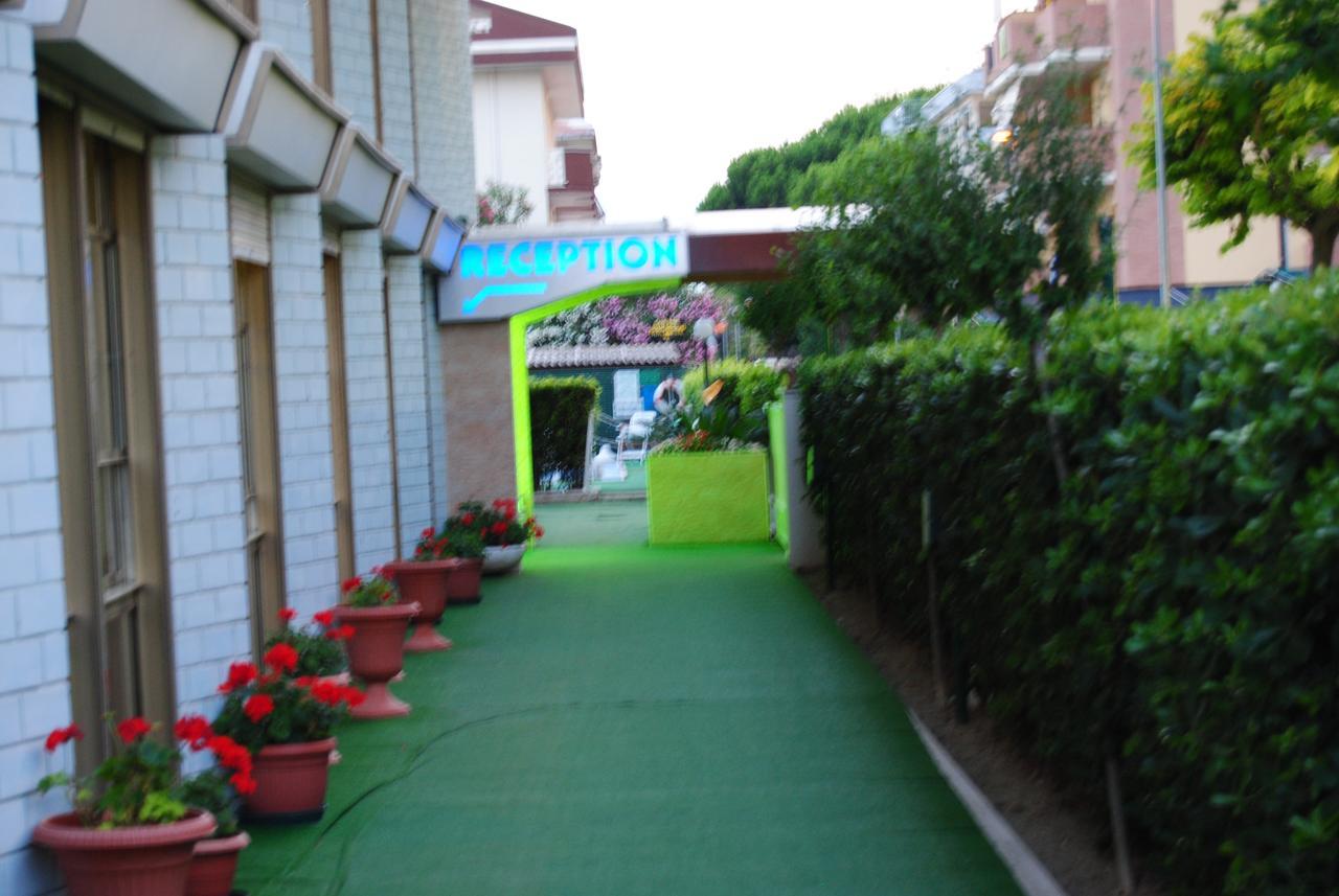 Hotel Boston Alba Adriatica Εξωτερικό φωτογραφία