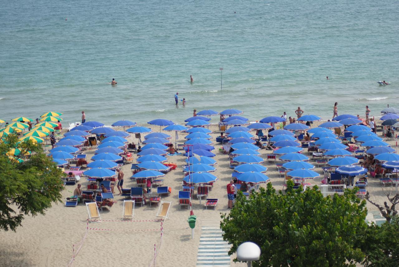 Hotel Boston Alba Adriatica Εξωτερικό φωτογραφία