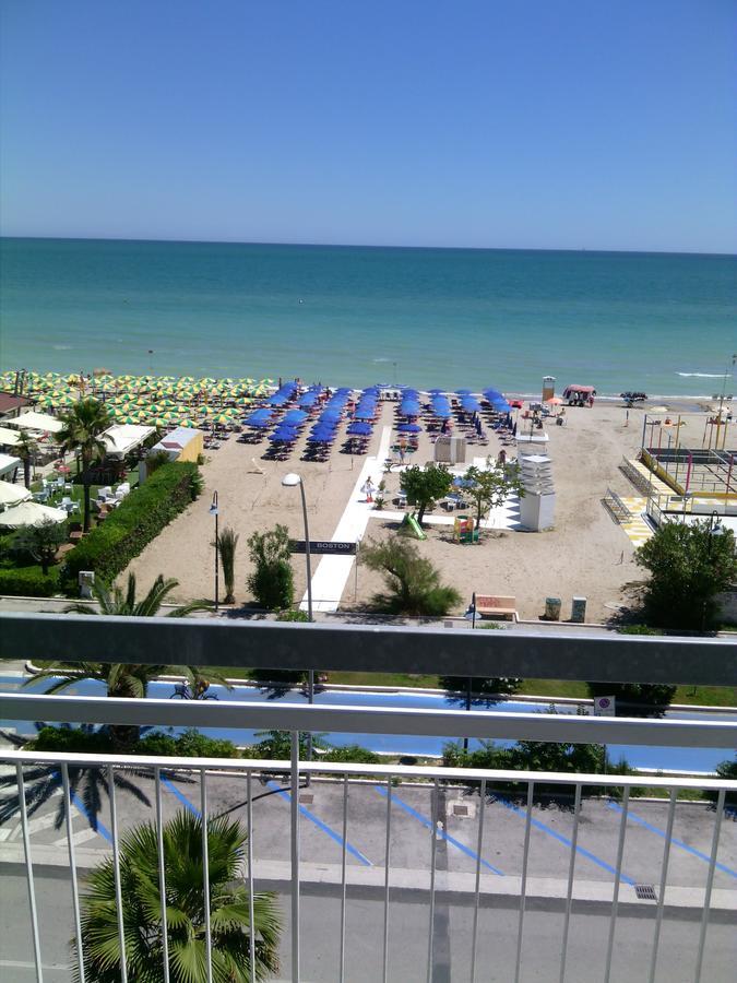 Hotel Boston Alba Adriatica Εξωτερικό φωτογραφία