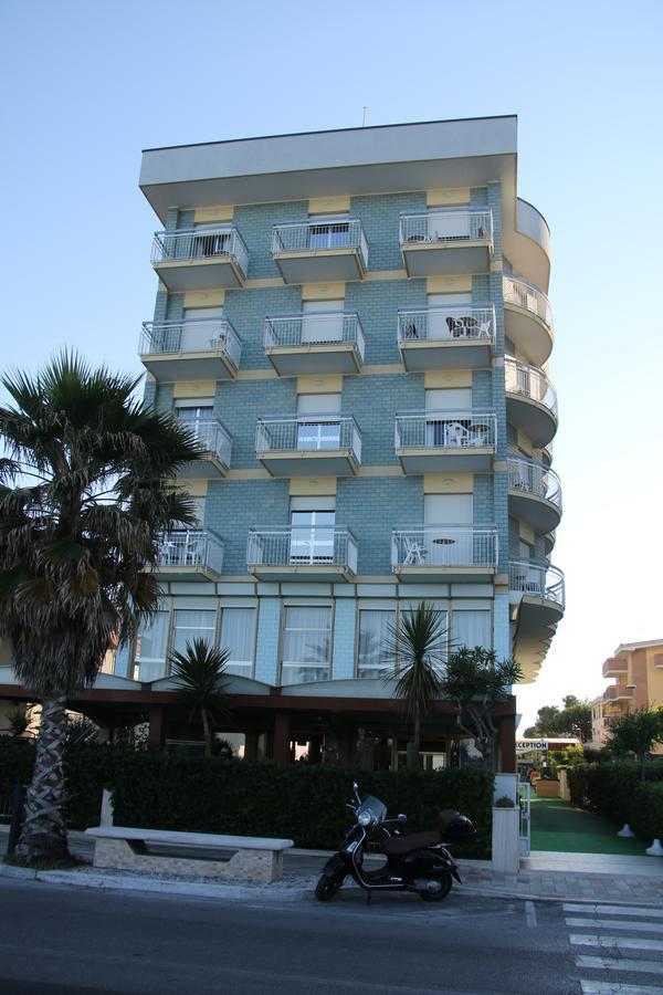 Hotel Boston Alba Adriatica Εξωτερικό φωτογραφία