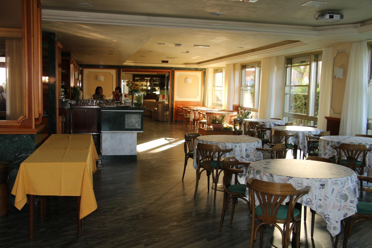Hotel Boston Alba Adriatica Εξωτερικό φωτογραφία
