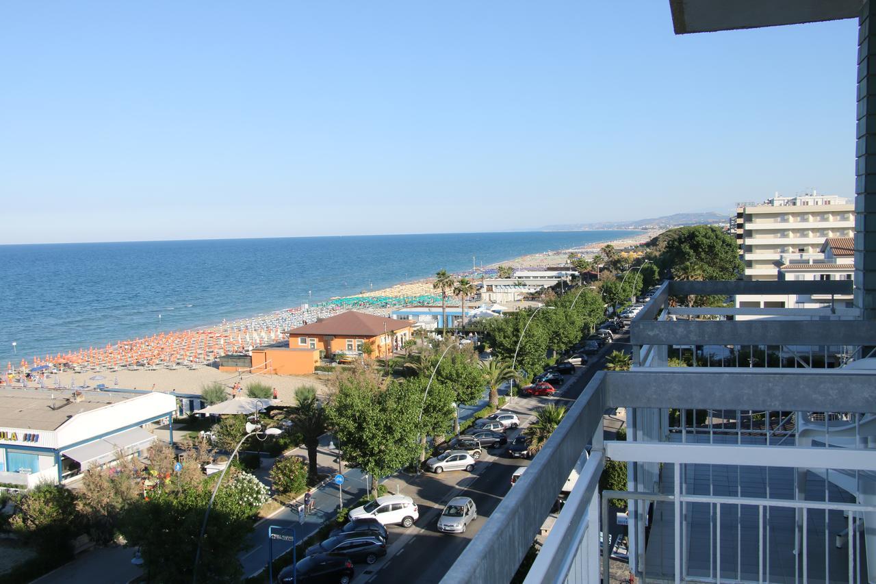 Hotel Boston Alba Adriatica Εξωτερικό φωτογραφία