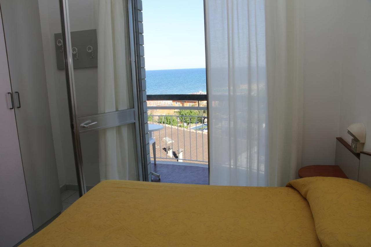Hotel Boston Alba Adriatica Εξωτερικό φωτογραφία