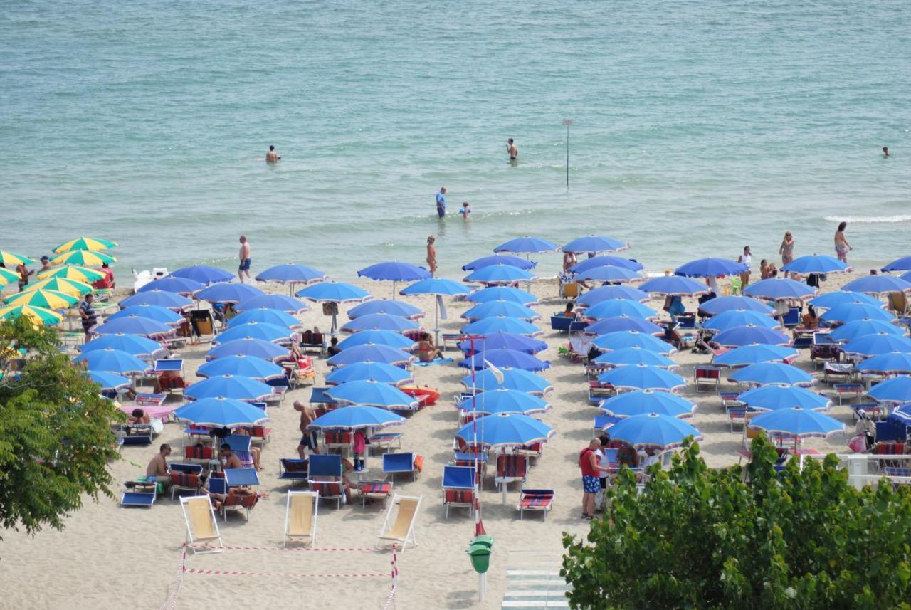 Hotel Boston Alba Adriatica Εξωτερικό φωτογραφία